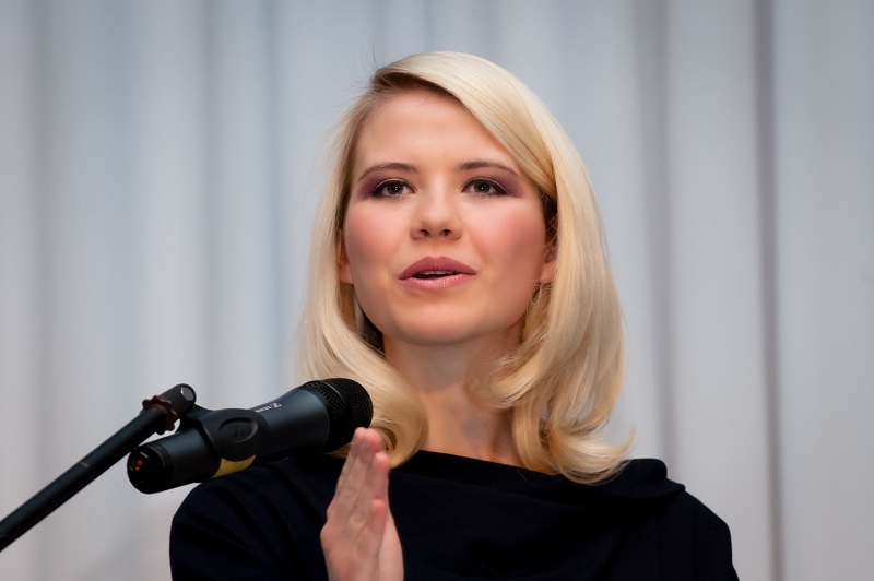 Elizabeth Smart speaking at podium