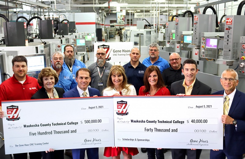 Geen Haas donation group photo